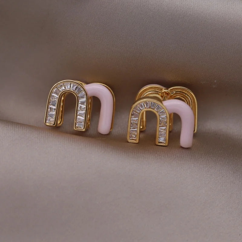2025 Neues Design, Modeschmuck, 18 Karat vergoldet, Zirkon, Buchstabe M, Emaille-Ohrringe, elegante Damen-Accessoires