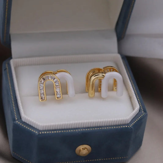 2025 Neues Design, Modeschmuck, 18 Karat vergoldet, Zirkon, Buchstabe M, Emaille-Ohrringe, elegante Damen-Accessoires