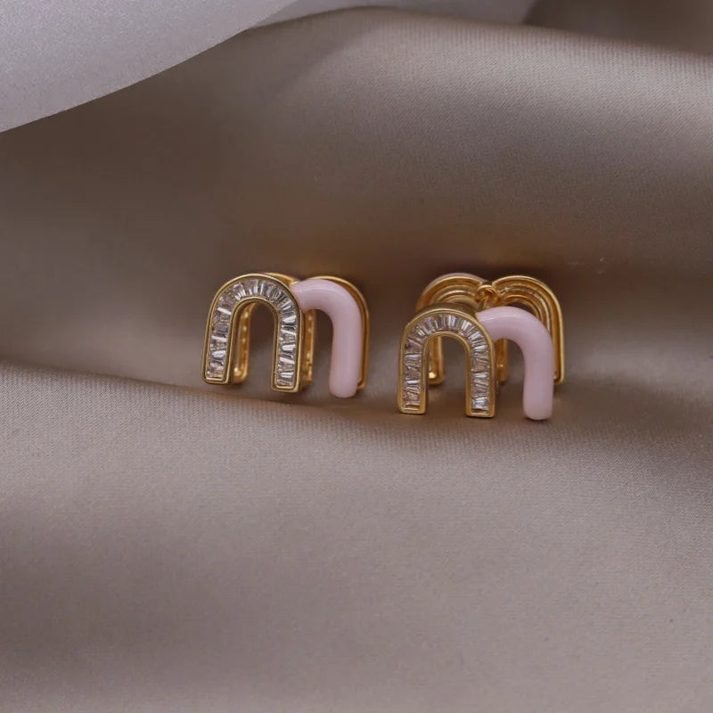 2025 Neues Design, Modeschmuck, 18 Karat vergoldet, Zirkon, Buchstabe M, Emaille-Ohrringe, elegante Damen-Accessoires